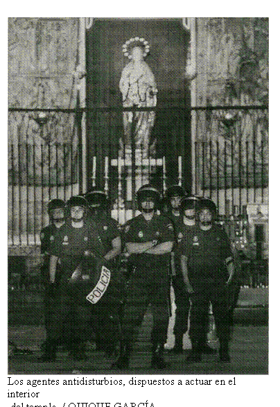 Cuadro de texto:
Los agentes antidisturbios, dispuestos a actuar en el interior
del templo. / QUIQUE GARCÍA